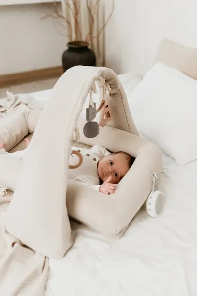 Baby nest modular cu arcada de jucarii si aparat sunete 4in1 Sand Sleepee