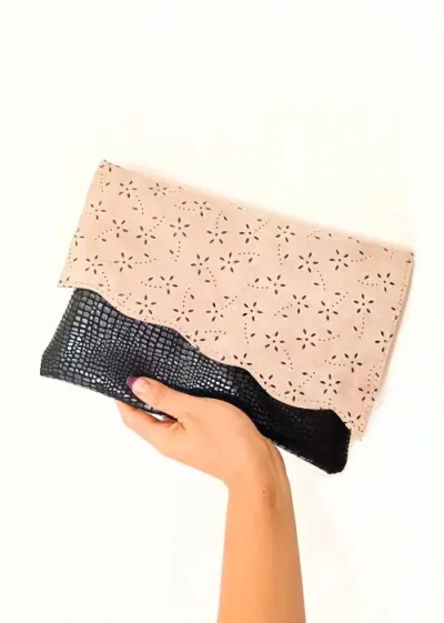 Plic negru si roz pudra , din piele naturala cu efect dantelat ,handmade ,unicat