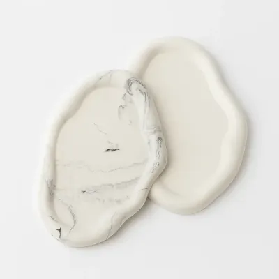 Tavă decorativă în formă de nor din ceramică jesmonite - Marmorată bej