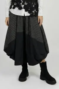 Fusta midi cu colturi, din bumbac, neagra cu dungute albe sus