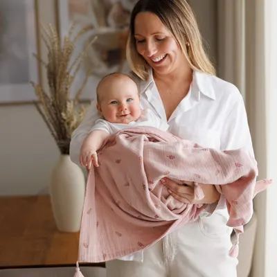 Paturica din muselina premium pentru bebelusi Babyono Roz, 75x100 cm, bumbac natural 4 straturi, model delicat