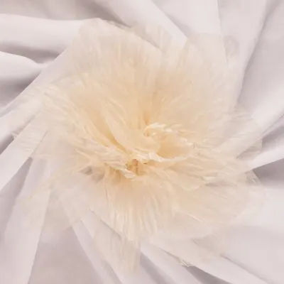 Brosa floare din organza creponata cu diametru de 20 cm, cu clips pentru par, bej deschis