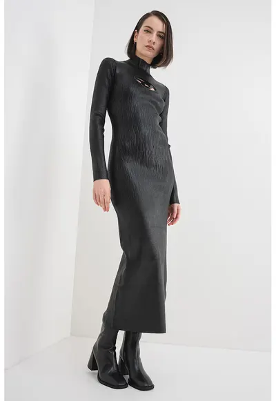 Rochie cu model monograma - decupaj si guler mediu M-Zary-B - Negru