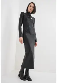 Rochie cu model monograma - decupaj si guler mediu M-Zary-B - Negru