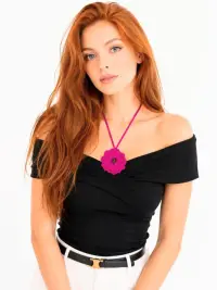 Colier fuchsia din piele naturala, cu trandafir lucrat manual