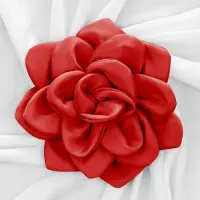 Brosa floare rosie satinata cu diametru de 25 cm, cu clips pentru par