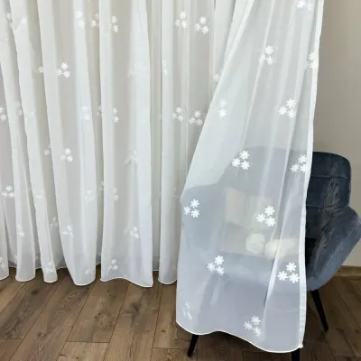 Perdea Anabelle din Voal Brodat, model cu flori, Alb, 140cm latime x 260cm inaltime, cu rejansa pt bara