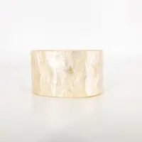 Bratara lata alba cu efect perlat , eleganta E i versatila