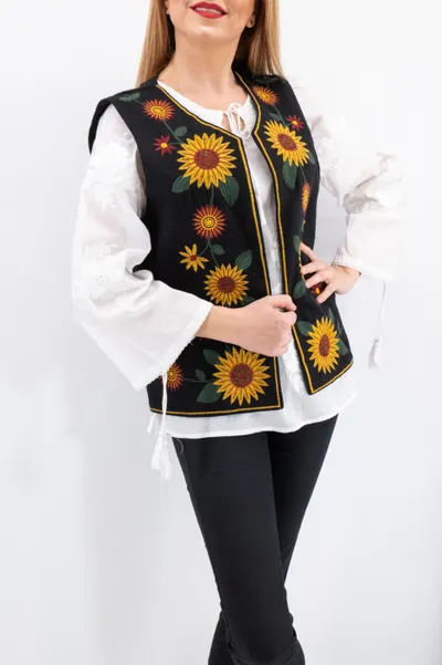 Vesta brodata cu model traditional Floarea Soarelui