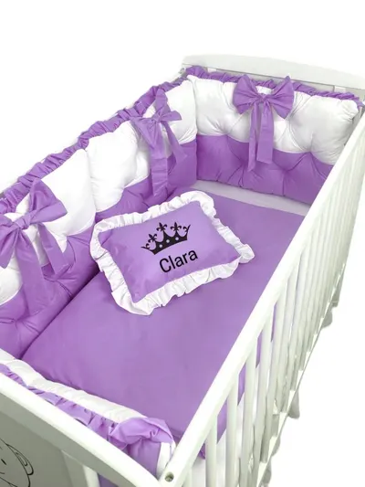 Lenjeria de pat Personalizata cu 4 perne aparatori matlasate, cearceaf cu volanas, pilota si pernuta 140x70 cm violet