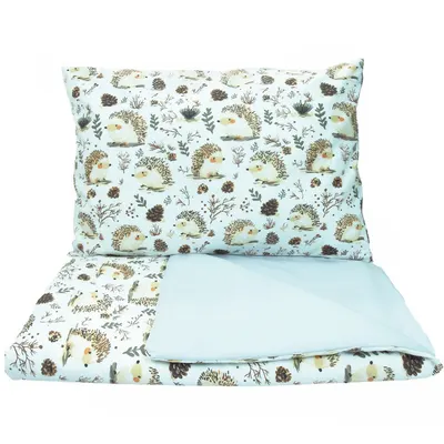 Set lenjerie 2 piese pentru patut copii Kerstin Hedgehog, husa pilota 120x90 si fata perna 40x60 cm, design versatil cu doua fete, tesatura moale, inchidere cu fermoar