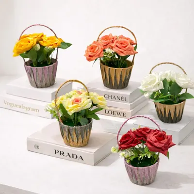 Flori Artificiale 23cm, Model Trandafir în Coșuleț din Ratan Impletit Diferite Culori Engros