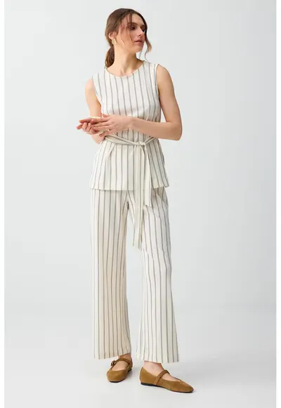 Pantaloni relaxed fit din amestec de lyocell cu dungi - Bej deschis