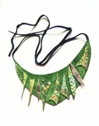 Colier smarald statement din piele naturala, spirit festiv ,unicat