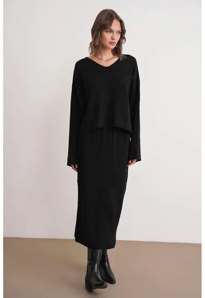 Set tricotat pulover cu decolteu in V si fusta - negru - tricot