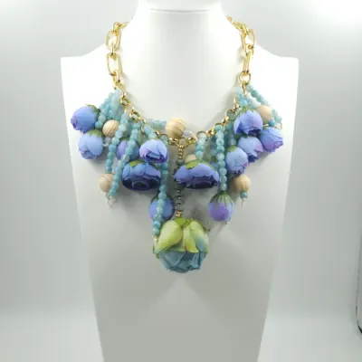Colier statement cu flori decorative 3D in nuante pastelate de albastru si lila , design artistic