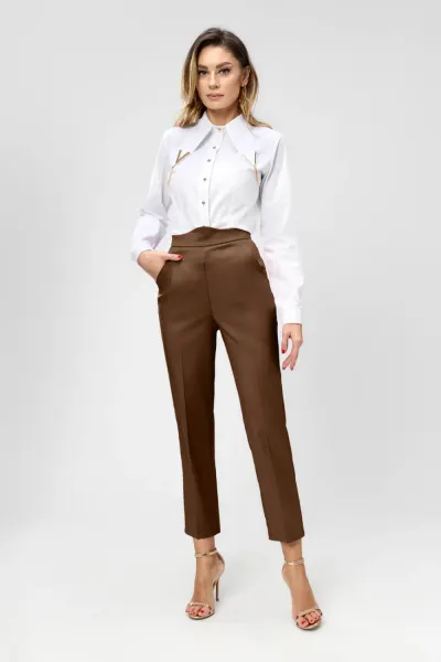 Pantaloni maro cu talie inalta si buzunare laterale