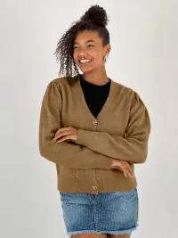 Cardigan cu decolteu in V, din tricotaj camel cu nasturi decorativi aurii
