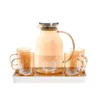 Set carafa 1500 ml si 4 cani 200 ml din sticla colorata, cu tava Set carafa 1500 ml si 6 cani 200 ml din sticla colorata, cu tava