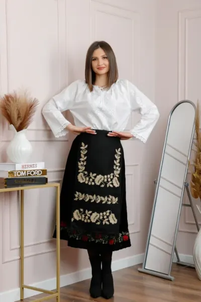 Catrinta traditionala neagra cu broderie florala aurie Madalina