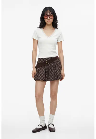 Tricou slim fit din amestec de modal cu insertii din dantela - Alb murdar