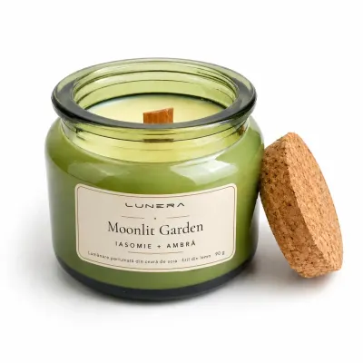 Lumânare parfumată din ceară de soia Moonlit Garden - Iasomie și Ambră 90 g - Verde salvie