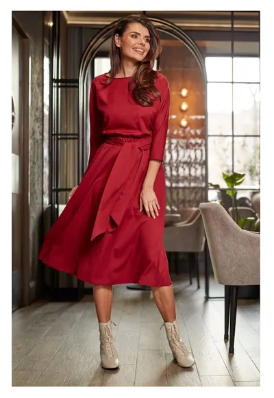 Rochie De Dama - Model Midi Asimetric Cu Talie Marcata - Bordo - 96% Poliester 4% Elastan - Rochii Elegante De Zi - Croiala Fluida Cu Slit - Tinuta Luxoasa Casual Si De Seara - Super Confortabila - Fabricata In Polonia - Design Fashion - Rosu