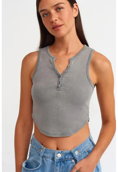 Bluza crop gri ardezie - tricot bumbac-elastan - slim fit - design fara maneci - detalii cu nasturi