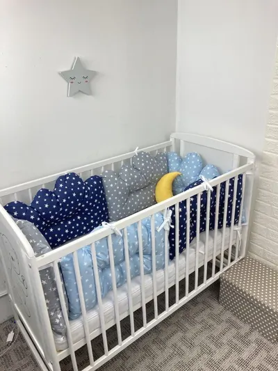 Set 6 aparatori pentru patut pernute norisori cu luna albastru