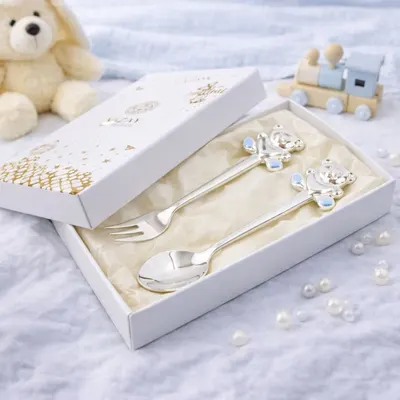 Set tacâmuri copii AZAY ursuleț albastru, linguriță și furculiță, cutie cadou elegantă cu tissue paper, 14.5 cm