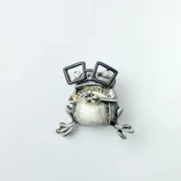Brosa pandant metalica broscuta gri cu ochelari negri si pietricele