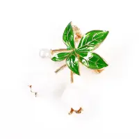 Brosa martisor frunza verde cu flori albe