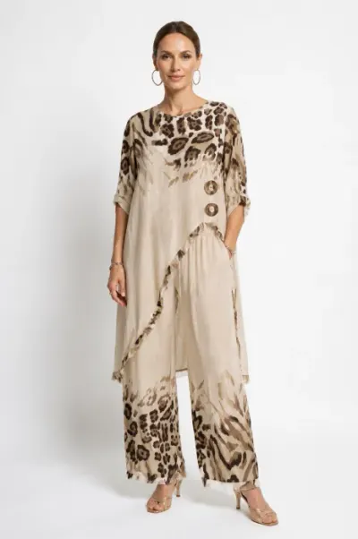 Compleu elegant din vascoza satinata cu imprimeu animal print si pantaloni palazzo bej