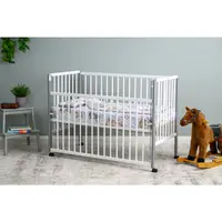 Patut din lemn bebe, 120x60 cm, Cu laterala culisanta, Din lemn de pin, Stabil si rezistent, Inaltime saltea reglabila pe 3 nivele, Laterala cu 3 bete detasabile, EN716-1, EN716-2, Alb, Qmini, Maya + Saltea 12 cm