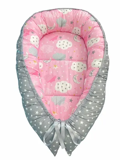 Cuib pentru bebelusi cu desfacere nori cu luna roz - stelute pe gri