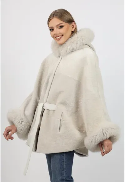 Poncho de Dama din Miel Australian si Gluga din Vulpe Argintie - Model Butterfly - Crem