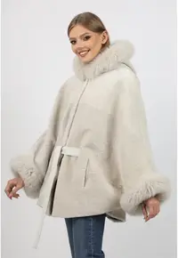 Poncho de Dama din Miel Australian si Gluga din Vulpe Argintie - Model Butterfly - Crem