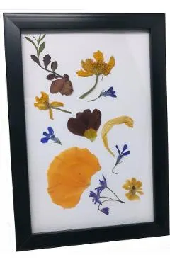 Rama neagra decorata cu flori presate
