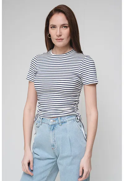 Tricou slim fit cu decolteu la baza gatului si model in dungi - Alb/Albastru inchis