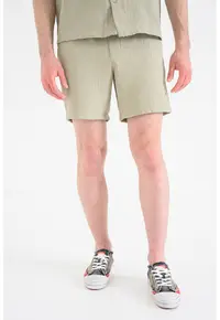Pantaloni scurti cu talie ajustabila si model uni - Verde pal