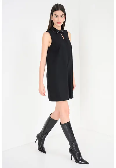 Rochie scurta cu aplicatie din strasuri pe guler - fara maneci - Negru