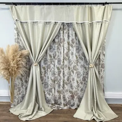 Set 3 metri de 2 bucati de Draperie BlackOut, Pearls, 150cm latime x 270cm inaltime, Crem cu Sclipici + Perdea 400cm latime x 270cm inaltime, din Matase Imprimata, Iris Mov