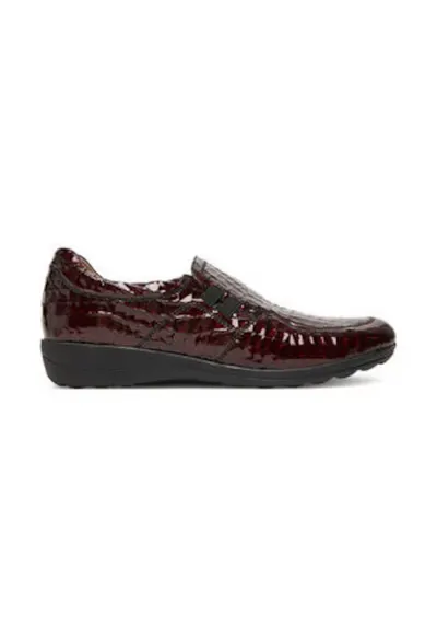Pantofi loafer din piele lacuita cu model piele de crocodil - Rosu inchis