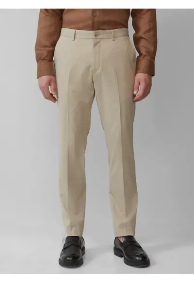 Pantaloni costum barbati cu model fin si croiala Regular Fit - Maro
