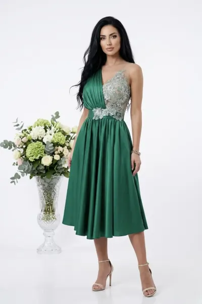 Rochie eleganta verde vaporoasa cu broderie si perle