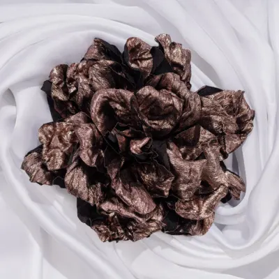 Brosa negru-cupru roz metalizat, floare cu diametru de 15 cm, cu clips pentru par