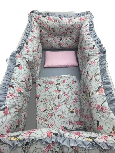 Lenjerie patut 120x60 cm cu 6 aparatori pufoase, cearsaf si paturica Libelule gri