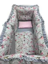 Lenjerie patut 120x60 cm cu 6 aparatori pufoase, cearsaf si paturica Libelule gri