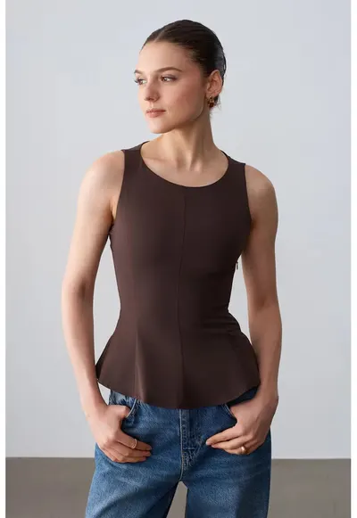 Bluza mulata fara maneci - cu peplum - maro cafea - crep - detalii volanase