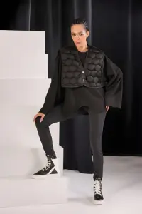 Bluza neagra oversize cu vestuta matlasata scurta